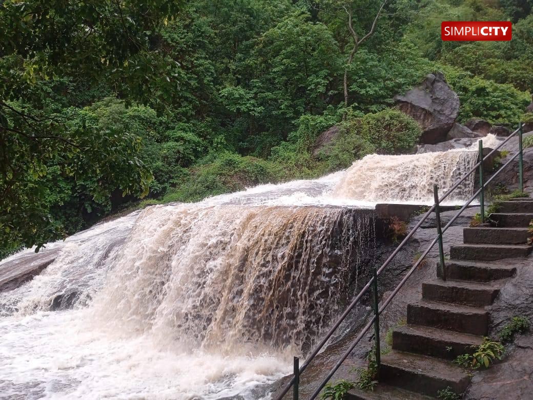 மழை வரத்து குறைந்துள்ளதால் கோவை குற்றாலம் மீண்டும் திறப்பு
