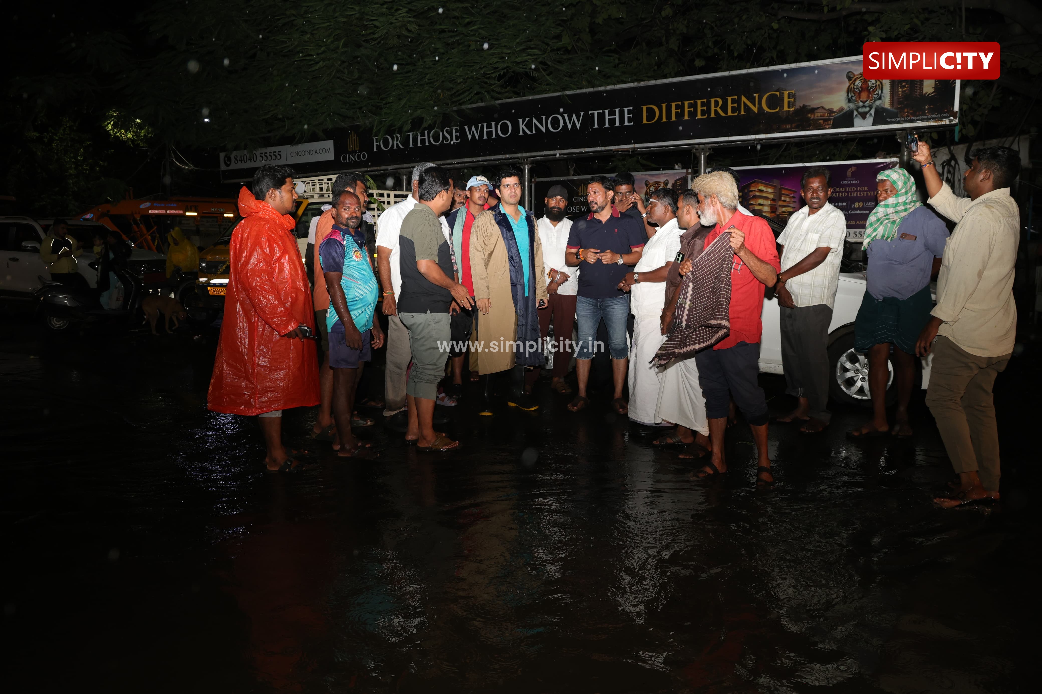 கோவை எம்ஜிஆர் மார்க்கெட்டில் மழை நீரை அகற்ற அமைச்சர் சம்பத்குமார் அறிவுறுத்தல் 