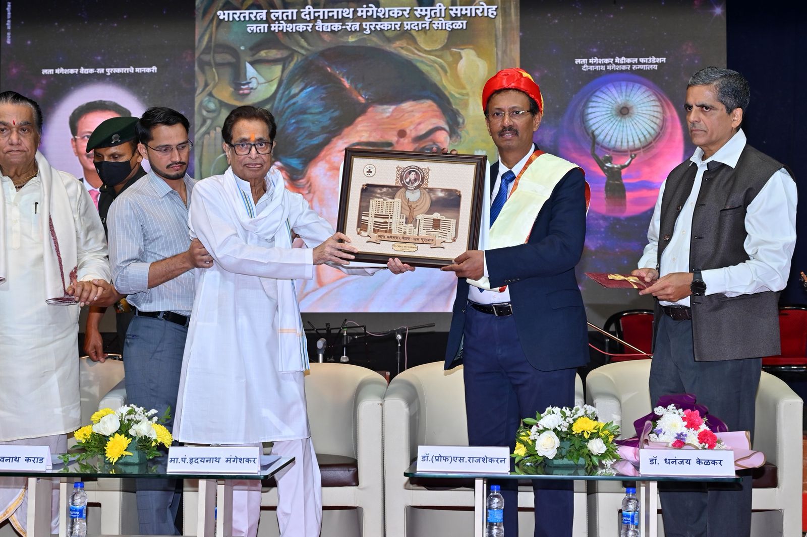 Dr S Rajasekaran receives Bharat Ratna Lata Mangeshkar Vaidyak-Ratna Award