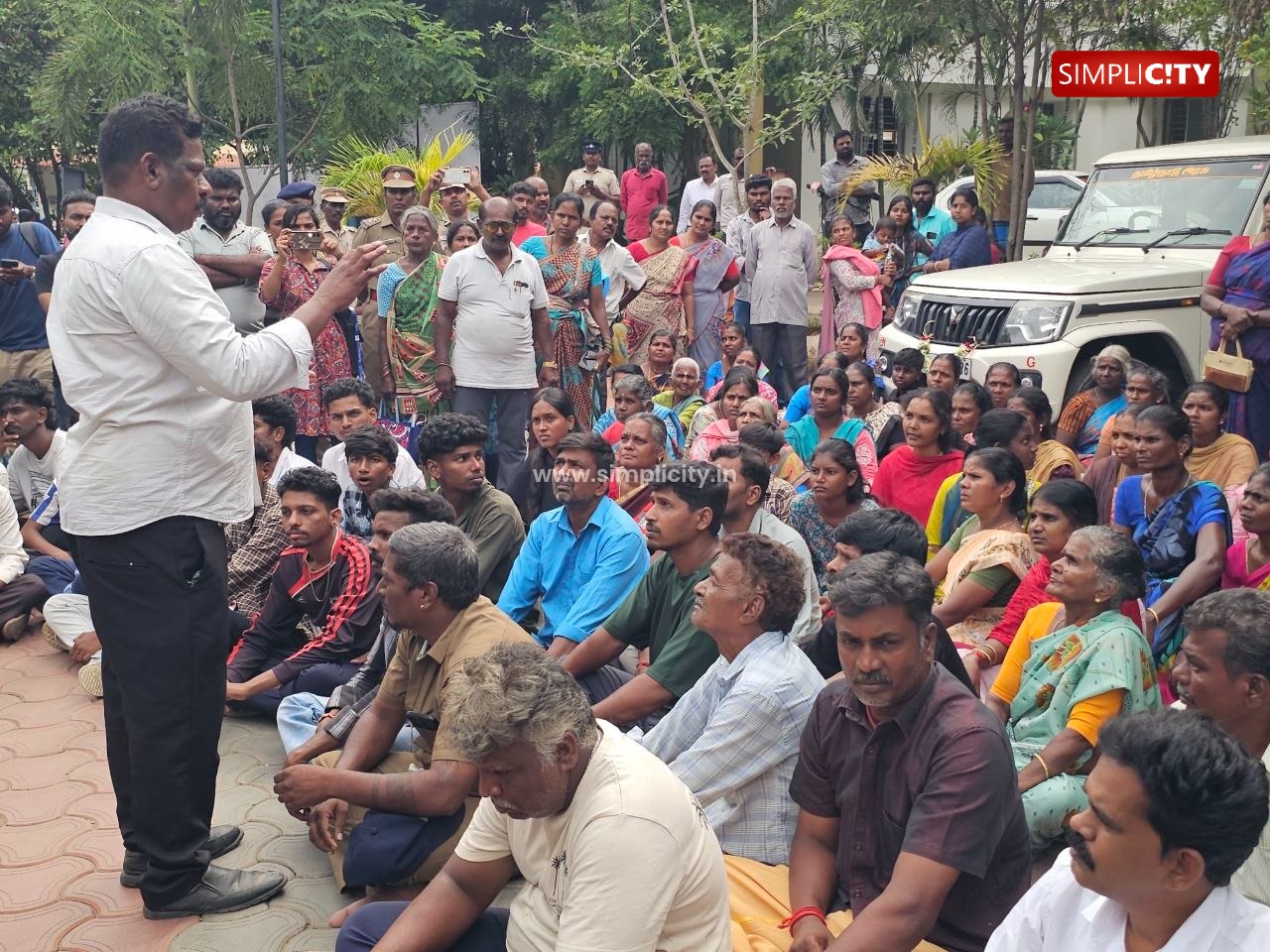 கோவையில் மாணவன் தற்கொலை வழக்கில் ஆசிரியர்களைக் கைது செய்யக் கோரி ஆட்சியர் அலுவலகத்தில் தொடர் போராட்டம்