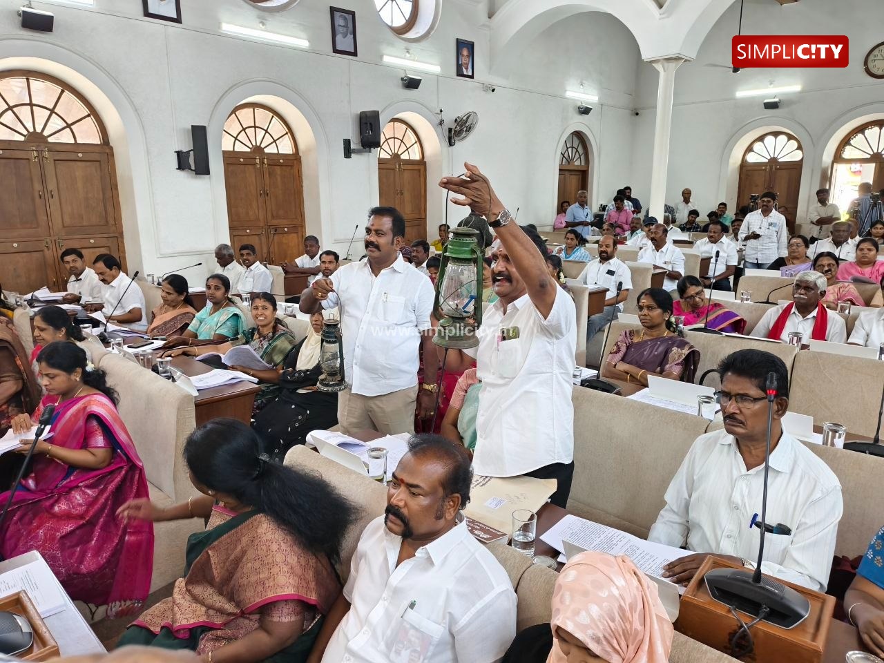 கோவை மாநகராட்சி கூட்டத்தில் அரிக்கேன் விளக்குடன் அதிமுக கவுன்சிலர்கள் ஆர்ப்பாட்டம்