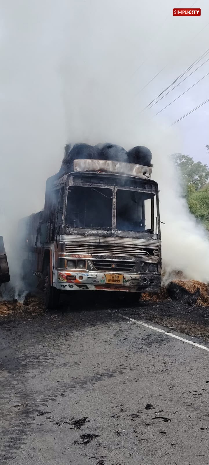 கோவை மத்தம்பாளையத்தில் மின் கம்பி உரசி வைக்கோல் லாரி தீப்பிடித்து எரிந்தது