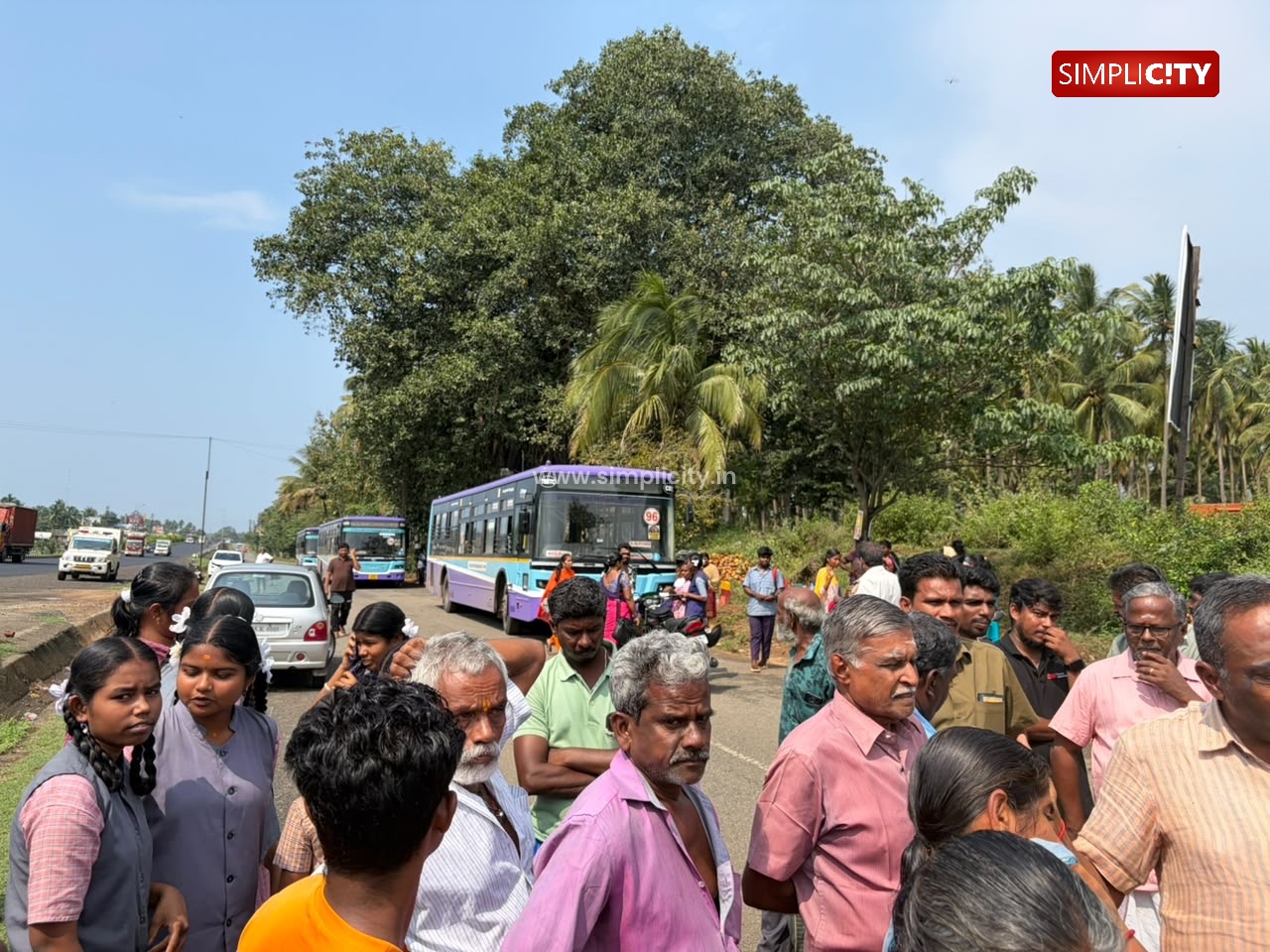 Commuters Halt Buses at Navakkarai Over Walayar-Gandhipuram Service Gaps