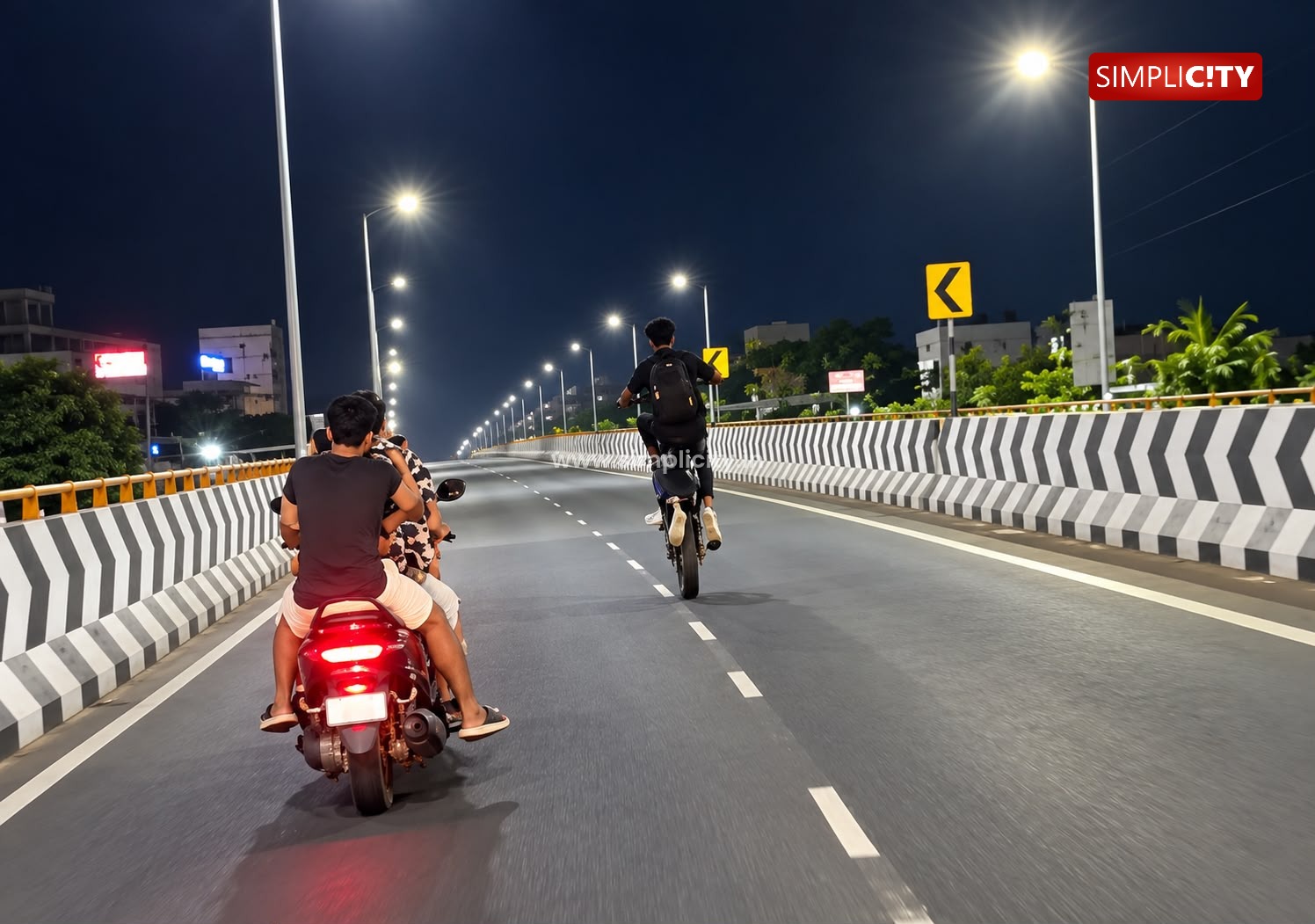 கோவை கவுண்டம்பாளையம் மேம்பாலத்தில் பைக் சாகசம் செய்து ரீல்ஸ் வெளியிட்ட இருவர் மீது போலீஸ் வழக்குப்பதிவு