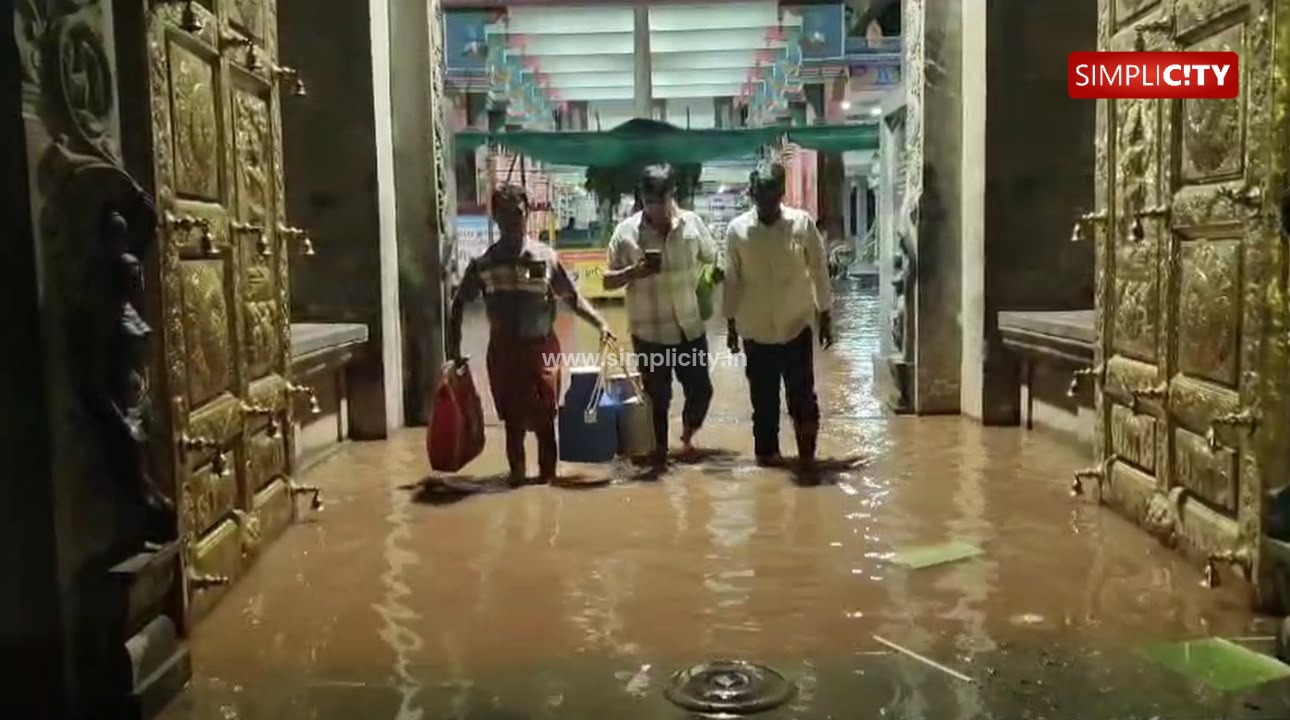 கோவை மருதமலை கோயிலில் கனமழையால் குளம் போல் தண்ணீர் தேக்கம்: பக்தர்கள் அவதி