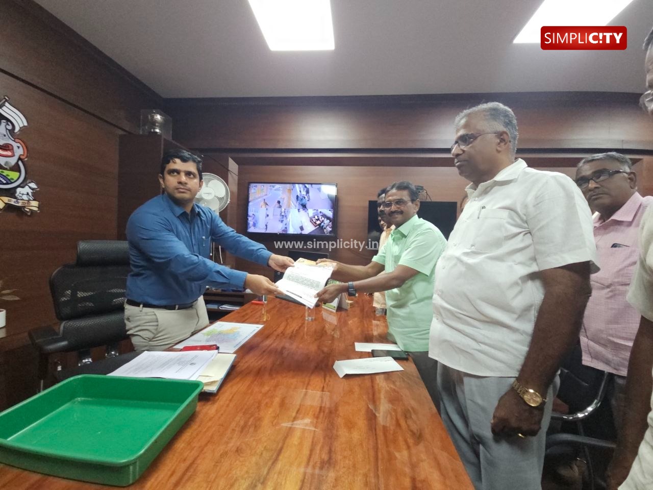 சிங்காநல்லூரில் டெண்டர், வளர்ச்சிப் பணிகள் புறக்கணிப்பு: மாநகராட்சி ஆணையரிடம் முன்னாள் திமுக எம்எல்ஏ மனு அளிப்பு