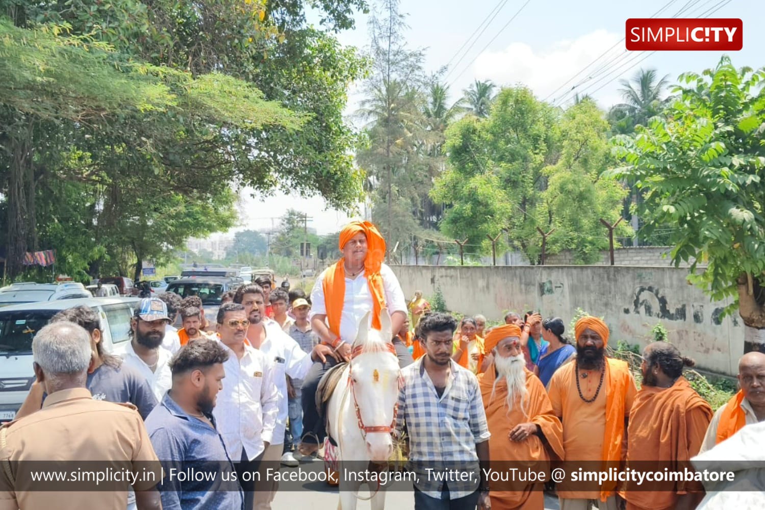 ொண்டாமுத்தூரில் இந்து மக்கள் கட்சி இளைஞரணி மாநில பொதுச்செயலாளர் சூர்யா குதிரையில் வந்து வேட்பு மனு தாக்கல்