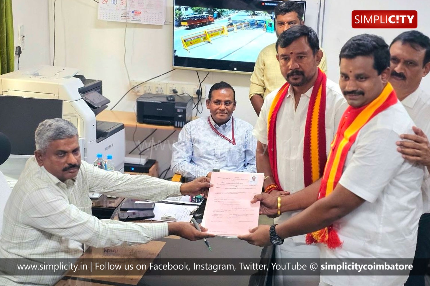 ோவை தெற்கு தொகுதியில் தமிழக வெற்றி கழகம்  சார்பில் போட்டியிடும் செந்தில்குமார்  வேட்பு மனு தாக்கல் செய்தார்.