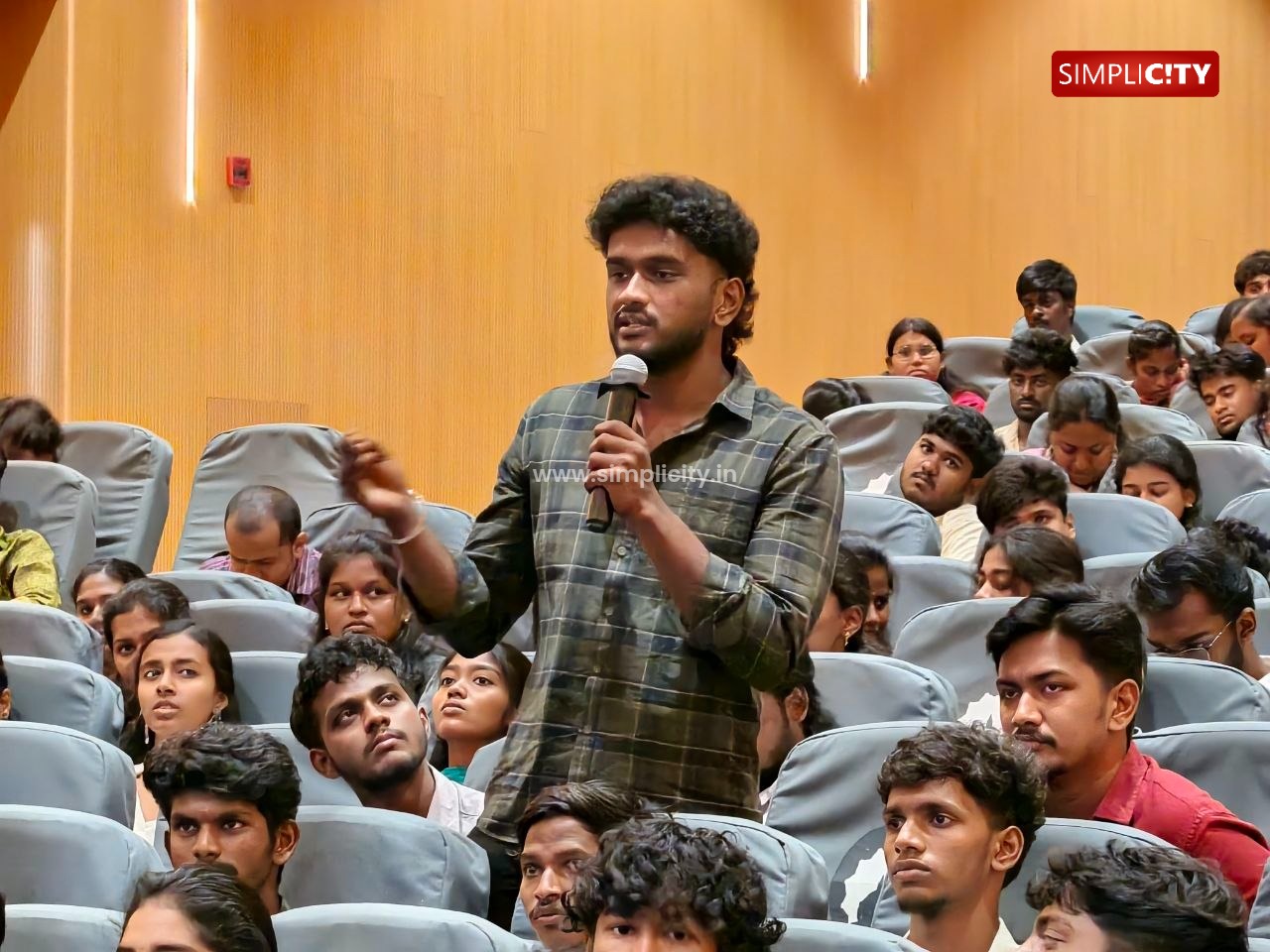 சிறகுகள் 2026: குமரகுரு கலை மற்றும் அறிவியல் கல்லூரியில் காட்சி தொடர்பு துறை சார்பில் "சிறகுகள் 2026" என்ற தலைப்பில் இயக்குனர் ராம் பங்கு பெற்ற சிறப்பு கலந்துரையாடல் நிகழ்வு குமரகுரு கல்லூரி வளாகத்தில் நடைபெற்றது. — image 6