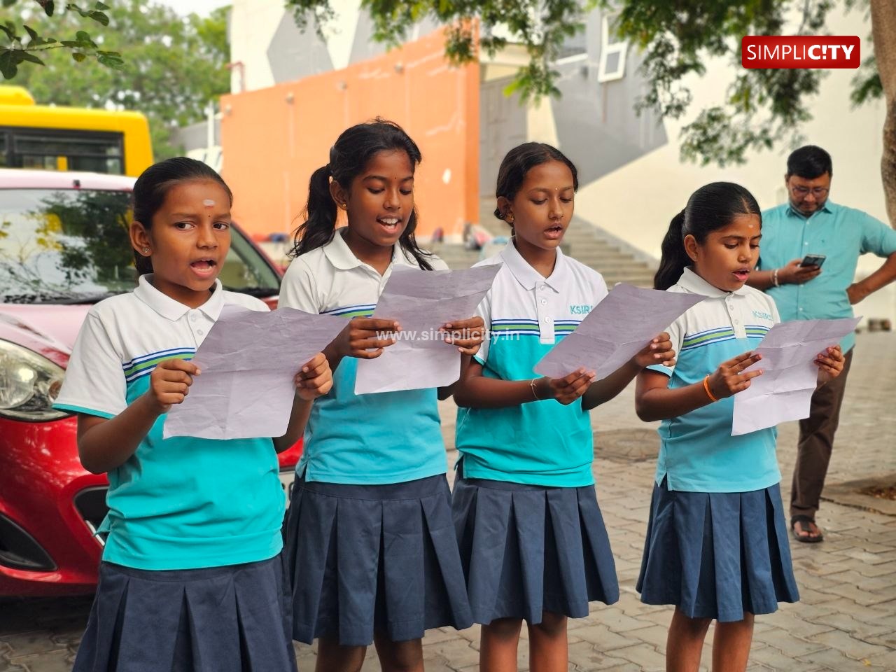சிறுவர் சந்தை நிகழ்ச்சி: கோவை Ksirs பள்ளியில் நடைபெற்ற சிறுவர் சந்தை நிகழ்ச்சியில் பள்ளி மாணவர்கள் பங்குபெற்று காய், கீரை வகைகளை விற்பனை செய்து உற்சாகத்துடன் பங்கேற்றனர். — image 6