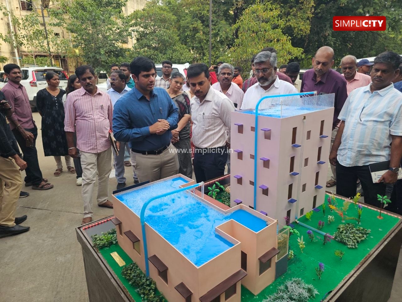 மழைநீர் சேகரிப்பு விழிப்புணர்வு பிரச்சாரம்: வடகிழக்கு பருவமழை தொடங்க உள்ள நிலையில் கோவையில் மழைநீர் சேகரிப்பு குறித்த விழிப்புணர்வு வாகன பிரச்சாரத்தை கோவை மாவட்ட ஆட்சியர் துவக்கி வைத்தார். — image 3